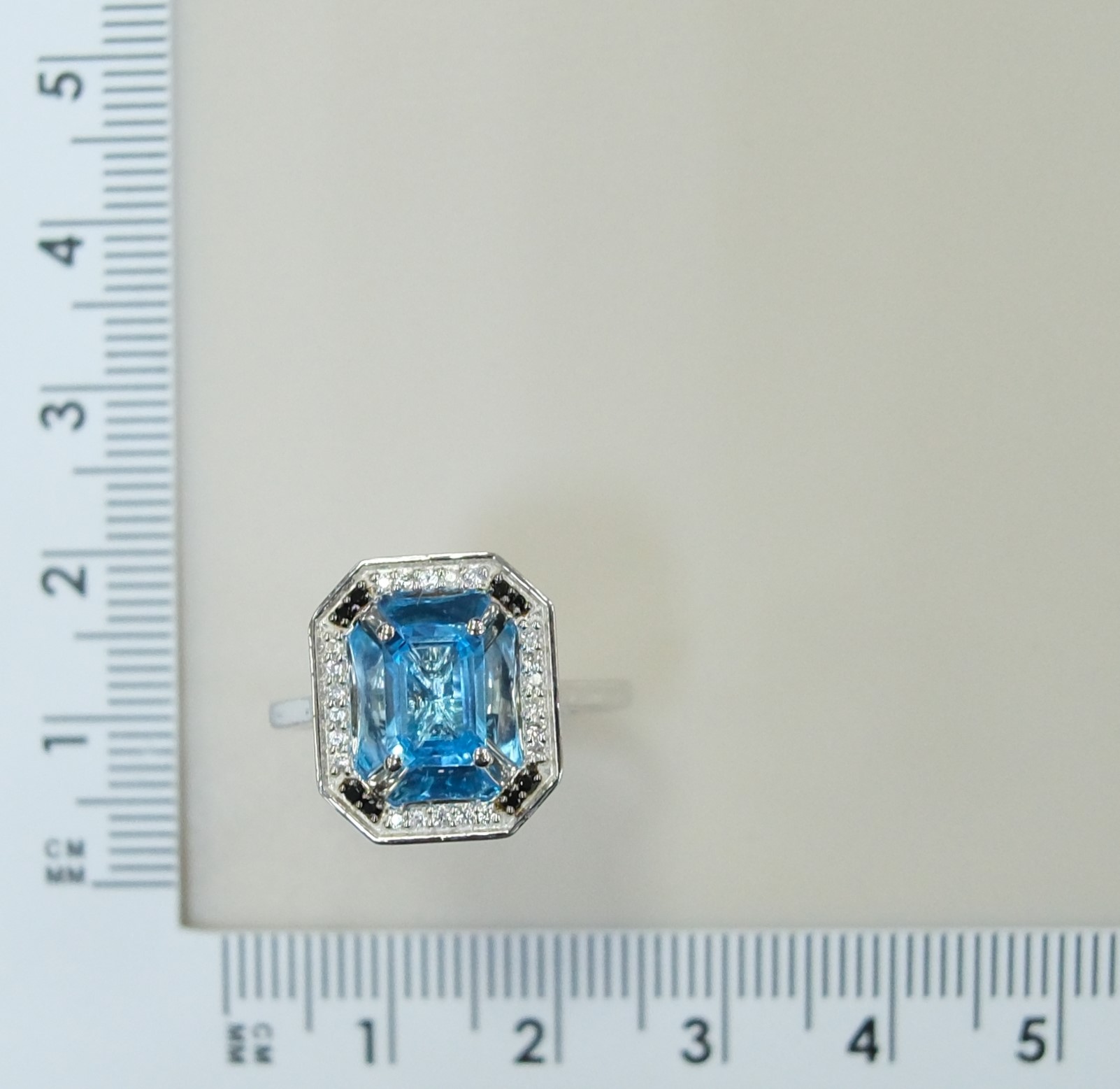 Серебряное кольцо с топазом Свисс
